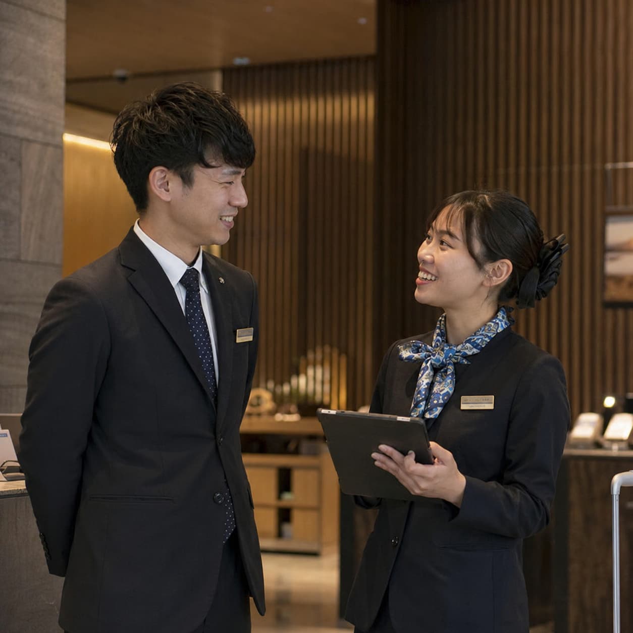 ホテルスタッフ同士の会話の様子